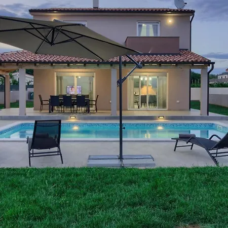 Mit Privatpool Fuer 8 Personen Ca 178 Qm In Pula, Istrien Istrische Riviera *
